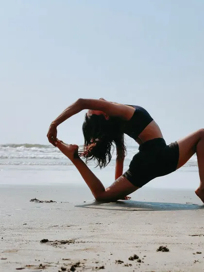 Surrendering to the sound of the waves with a deep lunge and backbend on the beach. This pose, a variation of Eka Pada Rajakapotasana, opens the heart and stretches the entire front of the body, connecting us to the earth and sky.