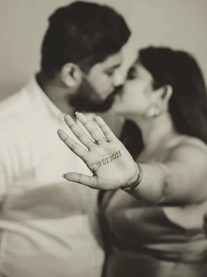 A creative save the date concept for Milando and Joann. We incorporated their wedding date in a unique way, making for a memorable announcement photo during their beach session.
