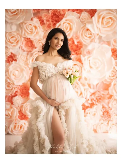 A mother’s love in full bloom. This portrait, set against a wall of soft paper roses, captures the surreal grace and elegance of expecting. It’s one of my favorite ways to create a truly magical memory.