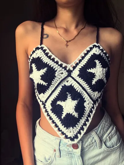 Obsessed with how this custom star-themed bandana top turned out. The black and white contrast is such a vibe, and the granny square design gives it a cool retro feel. Honestly, I kinda wanted to keep this one for myself. 😭