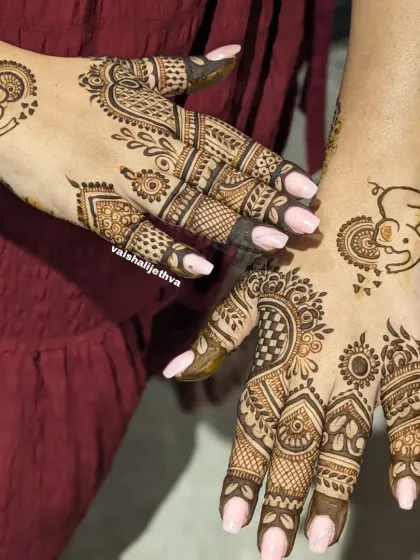 A cute and simple design with baby elephant motifs. This is a fun and playful choice for a casual occasion.