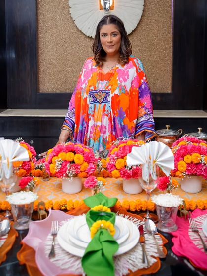 Here I am with the vibrant tablescape I demonstrated during an online session. It was a pleasure to be part of another interactive workshop with so many beautiful ladies.