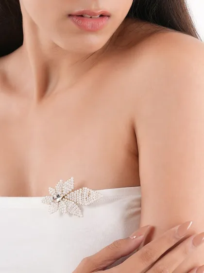 Another way to style our leaf brooch, perfect for adding a point of interest to a minimalist outfit.