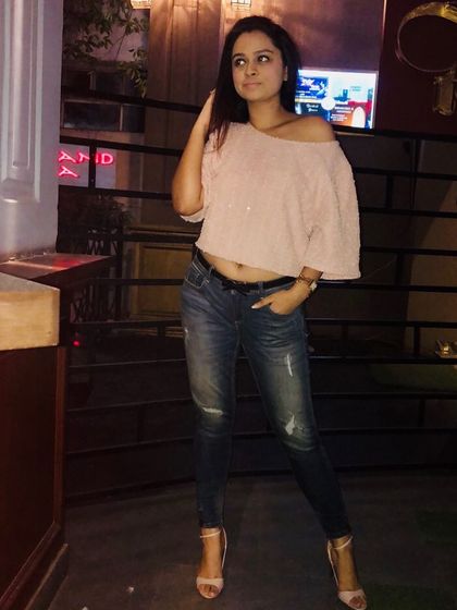 For a more relaxed party vibe, I paired distressed denim with a chic, off-shoulder sequined top. It's the perfect high-low combination of casual and glam, ideal for a Saturday night out with friends.