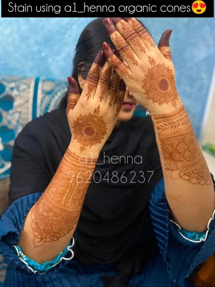 This client is showing off her gorgeous, dark henna stain. The deep color is a result of high-quality organic paste and proper aftercare.