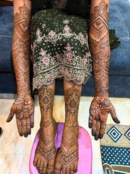 For the bride who wants it all, I offer full bridal packages covering hands and feet. Here you can see how I create a cohesive story, with patterns on the legs beautifully complementing the detailed work on the arms.