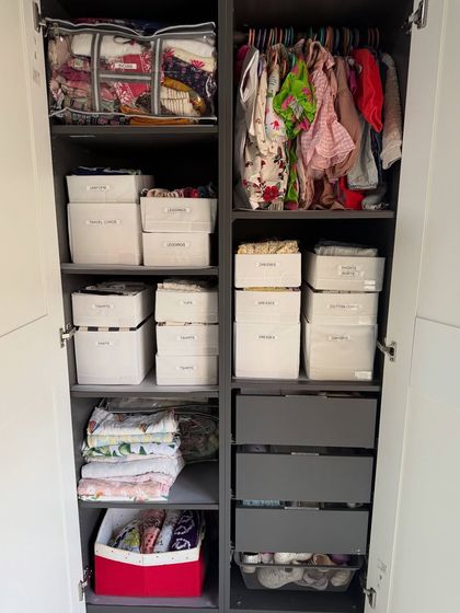 After: The same wardrobe, now a system of perfect order. With labeled bins, neatly folded clothes, and clear zones, everything is easy for both parents and kids to find and, more importantly, to put away.