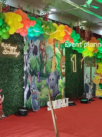 A side view of the jungle-themed stage with a green wall.