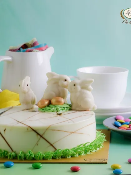 Our Oreo Vanilla Easter cake is adorned with adorable white chocolate bunnies, making it a delightful centerpiece for your Easter feast.
