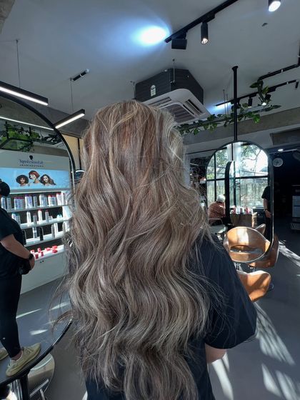 A slightly different angle, showing the incredible length and health of the hair after the coloring process.