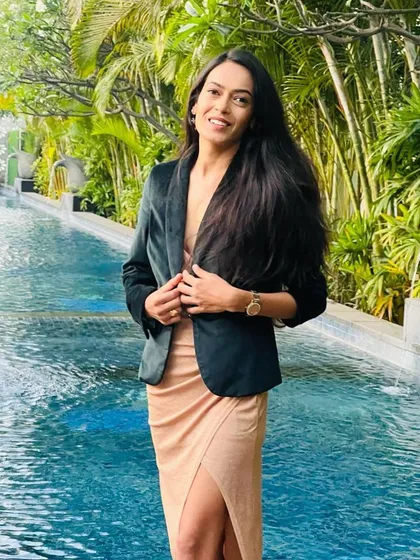 A chic and professional look for a poolside corporate event. Whether it's a business conference or a destination wedding, I bring a polished presence to match the occasion.