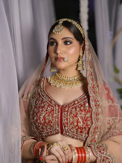 A stunning Muslim bridal look. The makeup is elegant and respectful of tradition, with beautifully defined eyes and a soft, radiant complexion.