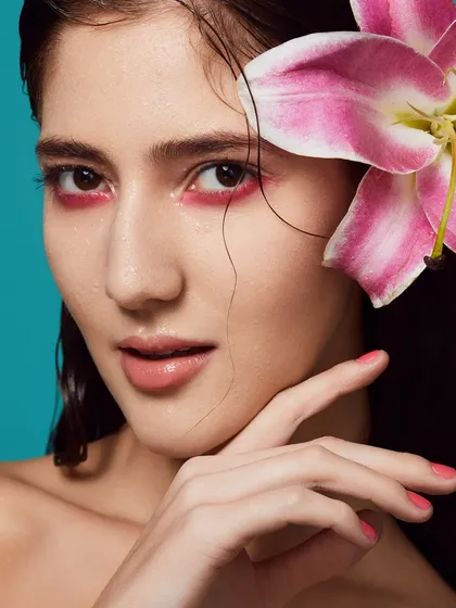 A wet-look style with a wash of pink on the lower lash line, creating a fresh and modern floral-inspired look.