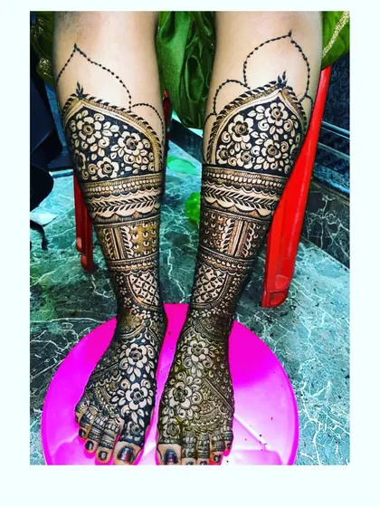 Your bridal look isn't complete without mehendi on your feet. I create detailed designs for the legs that complement the patterns on your hands, like this floral and geometric piece.