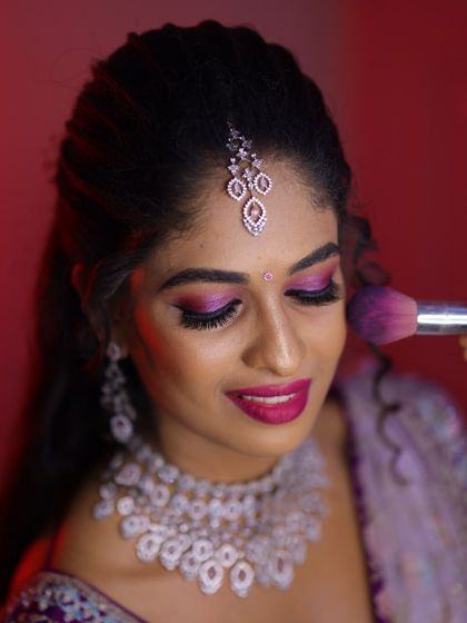A close-up of Sahana's reception look. The intricate design of the CZ choker and the matching maang tikka are highlighted here.