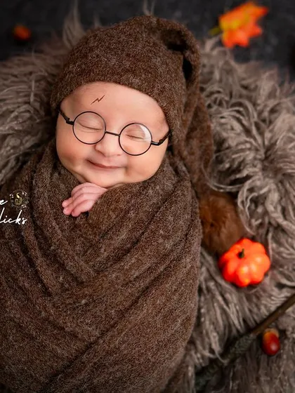 Welcome to the world of magic! Our themed newborn shoots bring your favorite stories to life. This little wizard, with his tiny glasses and sleepy smile, is ready for his first adventure at Hogwarts.