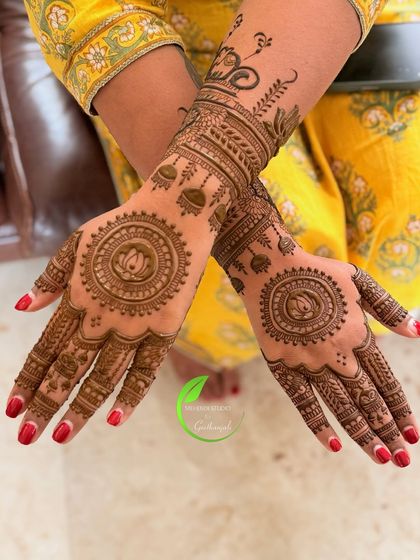 A classic and elegant semi-bridal design. This pattern features a beautiful lotus mandala in the center of the palm with delicate details on the fingers.