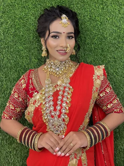 See how beautifully our American Diamond jewellery sparkles. This bride chose a gorgeous set featuring a statement choker and a matching layered necklace, perfect for her reception. All our AD sets are high-quality and designed to be lightweight for your comfort.