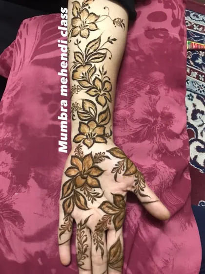 A Dubai-style floral vine that covers the whole hand and arm. It's a gorgeous, flowing design that's perfect for any celebration.