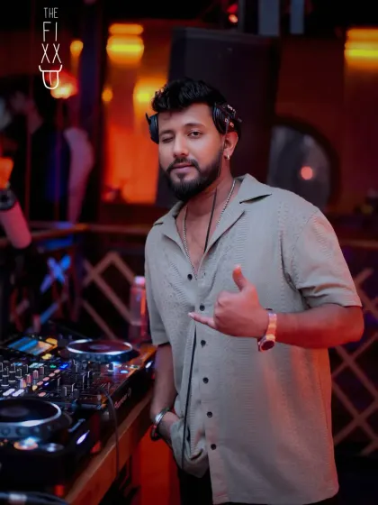 A relaxed pose during a set. Loving what you do is the key to doing great work, and I love every moment.