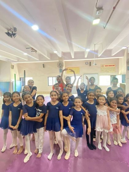 A big group photo with our amazing students. The energy and happiness in this picture is everything.