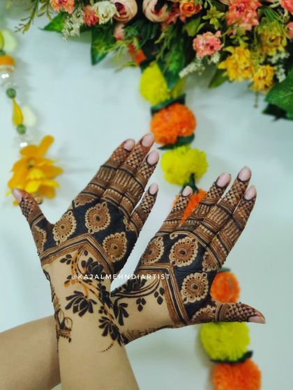Elegant Party & Guest Henna photo 16