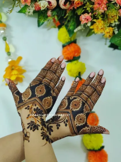 A bold and beautiful backhand design with dark-filled patterns that create a stunning contrast.
