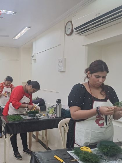 The first class of our Advanced Certificate Course is all about mastering the basics. Here, students are focused on learning the proper techniques for preparing floral foam and foliage.