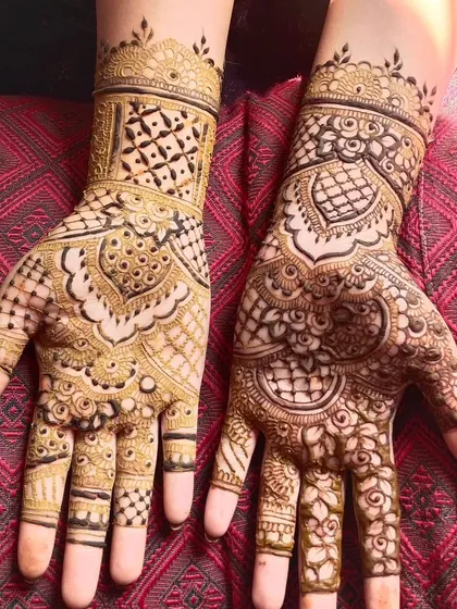 A classic Indian design with a heart-shaped pattern on the palm. The mix of bold shapes and fine lines is perfect for any celebration.