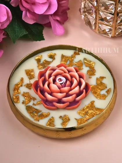 This urli features a single, large blooming flower surrounded by gold leaf, creating a luxurious and opulent look.