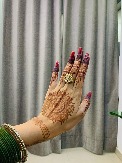 A simple mandala stain, beautifully accessorized with a ring and bangles. This shows how henna can be a gorgeous accessory for any occasion.