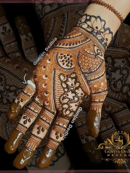 A lovely siders mehendi design with intricate details. This pattern is perfect for bridesmaids or family members who want a traditional yet manageable design.