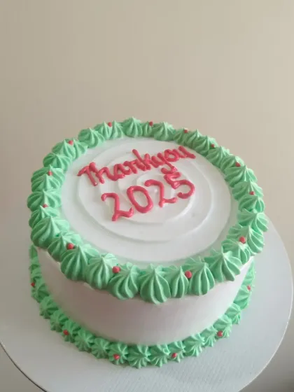 A lovely cake to say "Thank you 2025" and look back on the year. This design features simple piping in festive green and red.