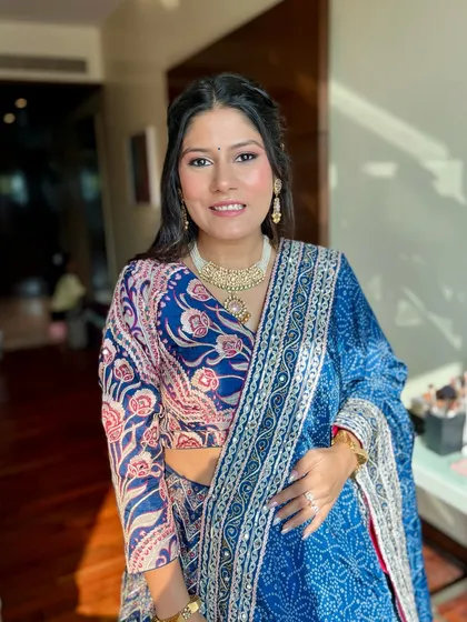 Fresh and minimal. This look features a clean base, subtly defined eyes, and a natural lip color, paired with a beautiful traditional outfit.