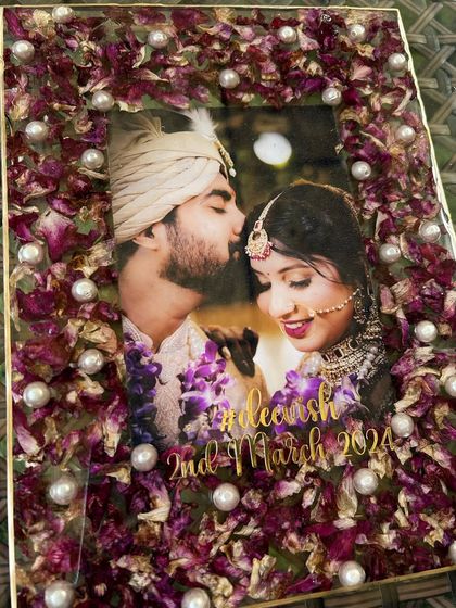 The complete floral photo frame, a beautiful way to preserve wedding flowers. This piece turns a simple photo into a work of art, full of memories from the special day.