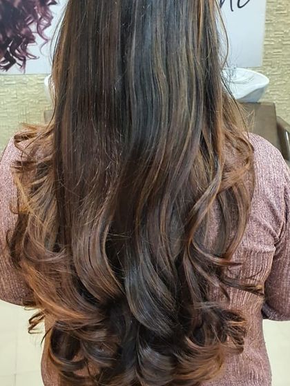 This angle showcases the beautiful blend of colours from the back. The highlights are woven seamlessly into the base colour, creating a natural-looking gradient.