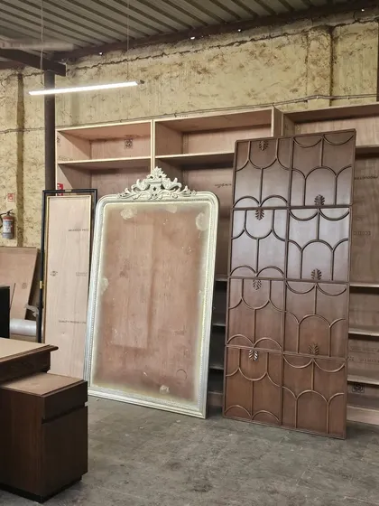 On site, it is never about picture-perfect moments. It is about panels waiting to be installed, details being checked, and ideas slowly finding their place. These stages carry the real story of design: patience, precision, and process.