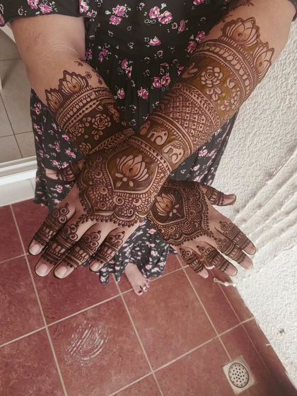 A special design for a baby shower, filled with beautiful figures and floral patterns.