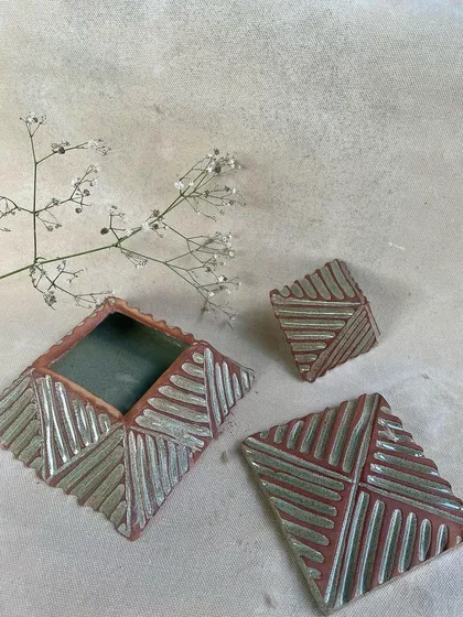A student's take on the KHUMĀR collection, showcasing the large beer mugs and lidded boxes she made during her professional course.