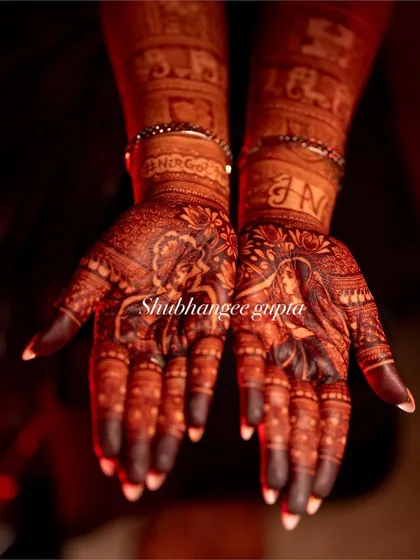 This is the beautiful, dark henna stain you can expect from my all-natural paste. This rich, deep color is the result of pure henna and proper aftercare, ensuring your design looks stunning on your wedding day.