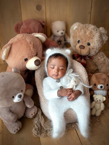 This little one is nestled amongst a collection of teddy bears. I will show you how to use props to create a narrative and add a sense of scale and sweetness to your newborn portraits.