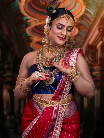 The beauty of this rental set is in its layers. It features a choker, a mid-length necklace, and a long haram, all with intricate carvings, perfect for bridal photoshoots.