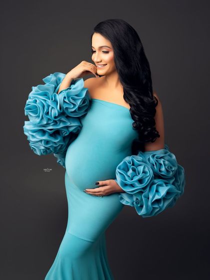 The one-shoulder design of the Flora Rosa gown is so elegant. This mamma looks absolutely gorgeous, cradling her bump in this vibrant blue dress.