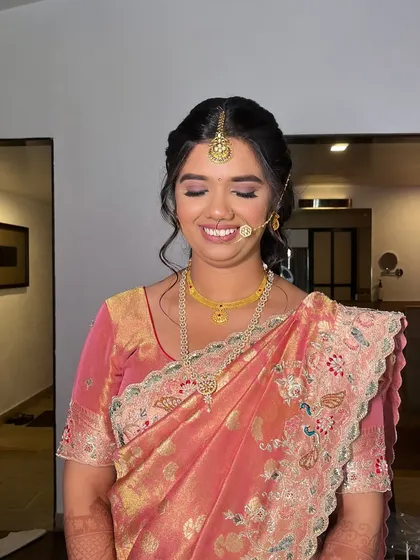 A divine look for a Mehendi ceremony. For this radiant bride, it was all about a natural base paired with matte eyes and a traditional hairstyle for a subtle and elegant finish.