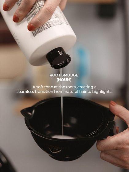 Root Smudge: A soft tone applied at the roots to create a seamless, blended transition from natural hair to highlights.