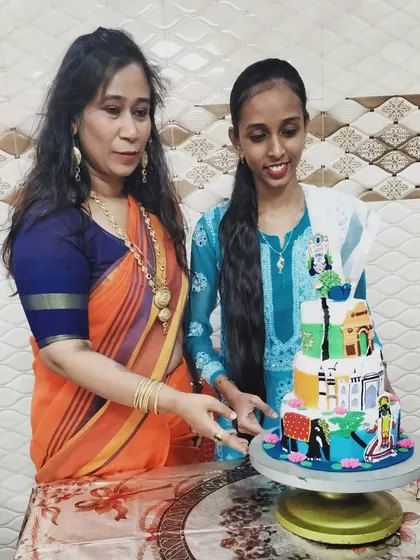It was an honor to have my work supported by makeup artist Saba Khan. Here we are with the India-themed cake.