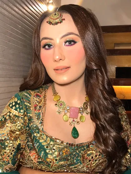 A close-up of the bride's unique multi-gemstone necklace, a perfect statement piece for a Mehendi.