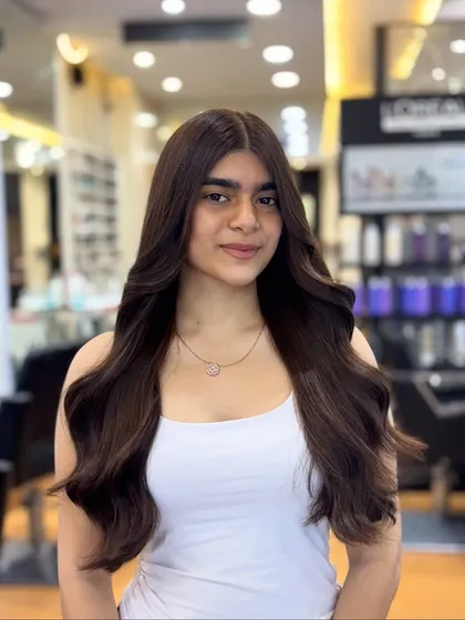 This client looks radiant with her new chocolate global hair color. It’s a timeless shade that adds elegance and shine, perfect for all skin tones.