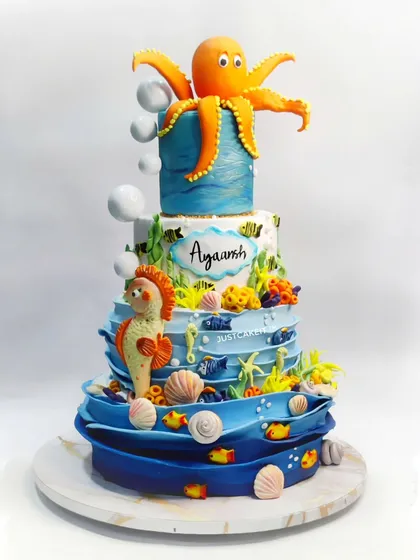 I created this grand underwater-themed cake for a truly memorable celebration. Every element, from the towering octopus and seahorse to the tiniest shells and fish, was hand-molded, making it a fully edible aquatic wonderland.