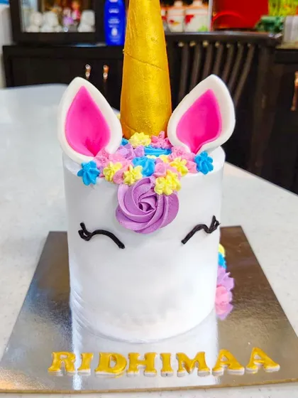 I love making these tall, elegant unicorn cakes. This one features a golden horn, colorful buttercream mane, and sleepy eyes, capturing the magical and whimsical spirit that makes unicorn themes so popular.